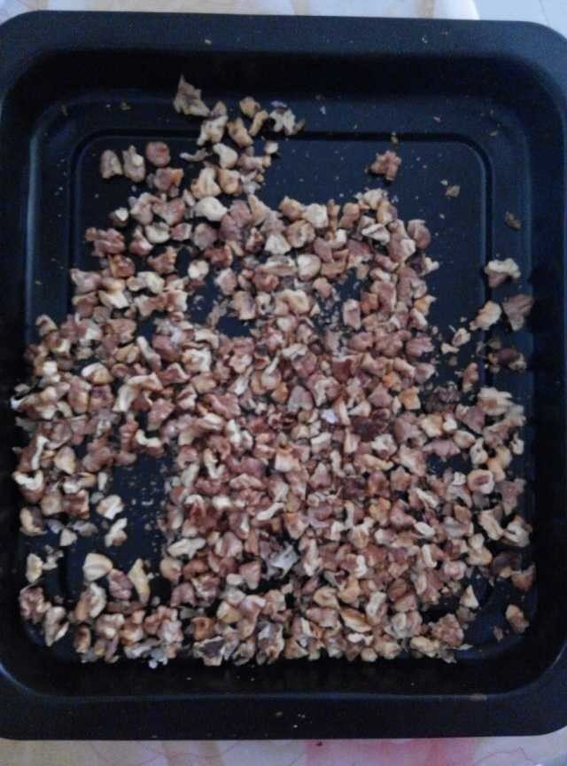 甜心核桃酥,切好的核桃碎放入烤盘中烤香脆