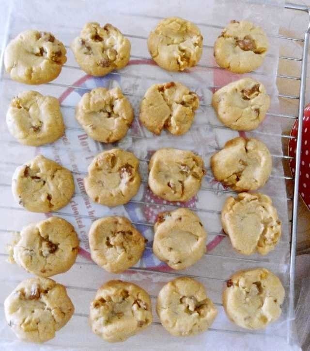 甜心核桃酥,用手把面胚揉成一个个圆形剂子按扁成饼状