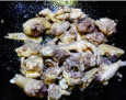香菇栗子炖鸡,鸡块放入油锅中炒至干锅,加入料酒炒至出油,微金黄;