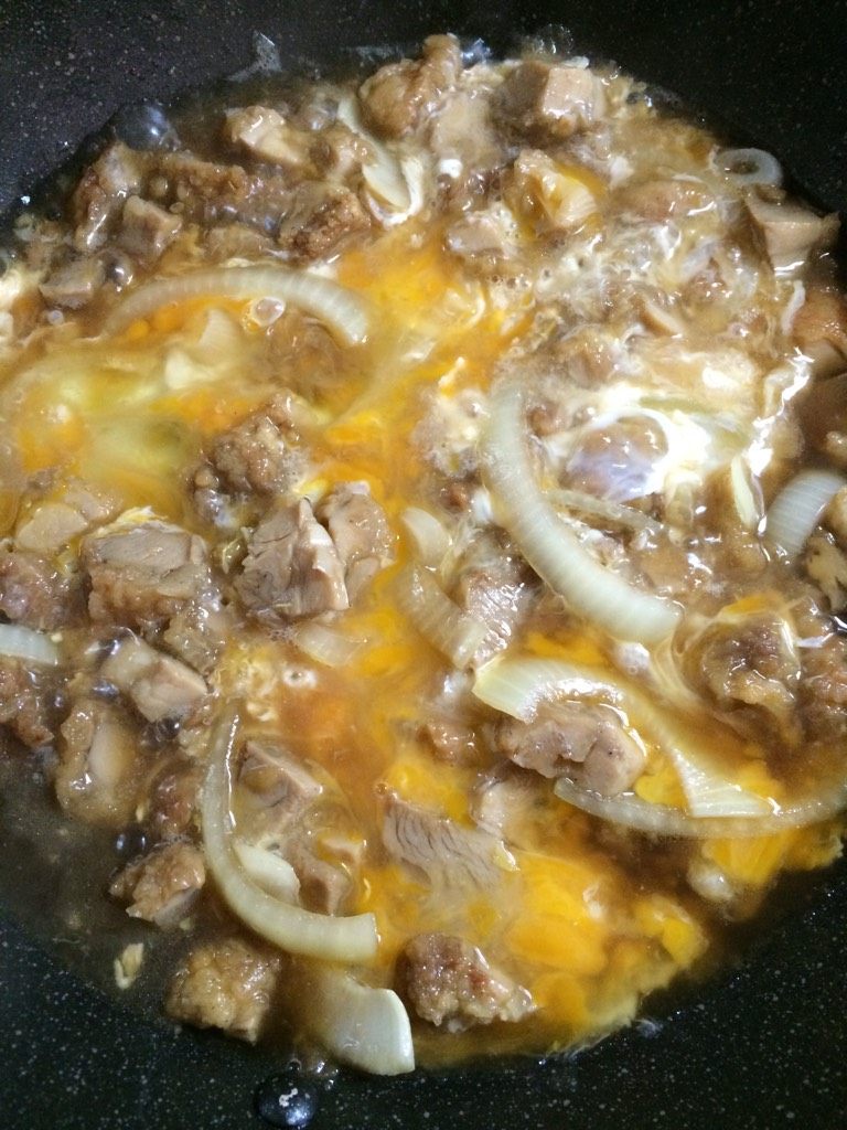 親子丼,如图待锅内鸡肉全熟后 大火收下汤汁在转小火将鸡蛋倒入 小火盖锅