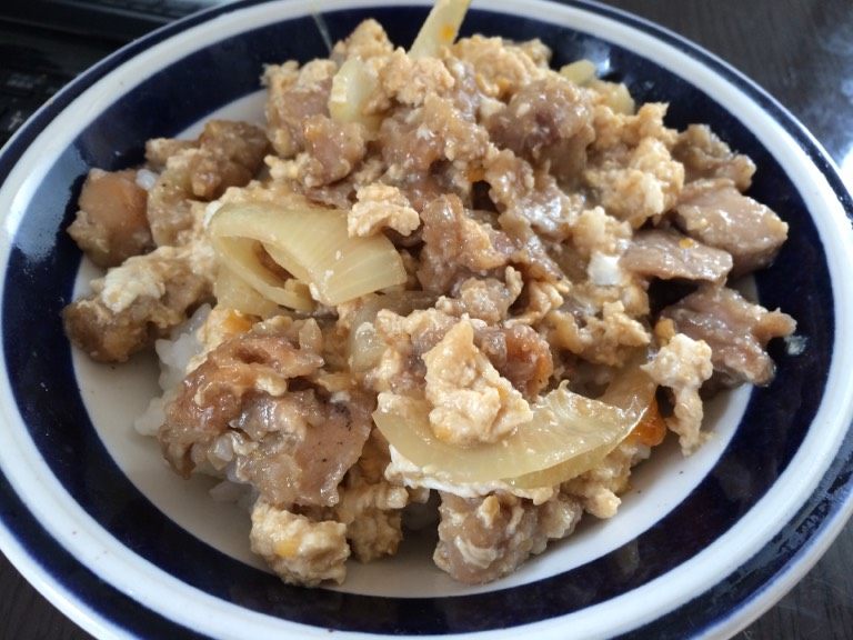 親子丼,如图最后浇在米饭上 便可食用了^_^