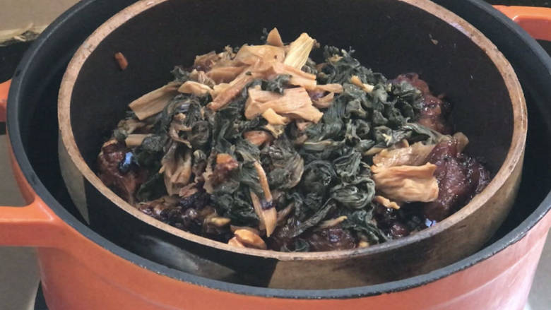 蒜蓉豆豉蒸排骨,起锅注入多点清水,放入装好排骨的砂钵