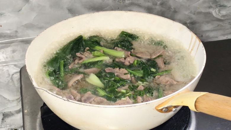 青菜猪肝汤,加入味精和葱花,拌匀