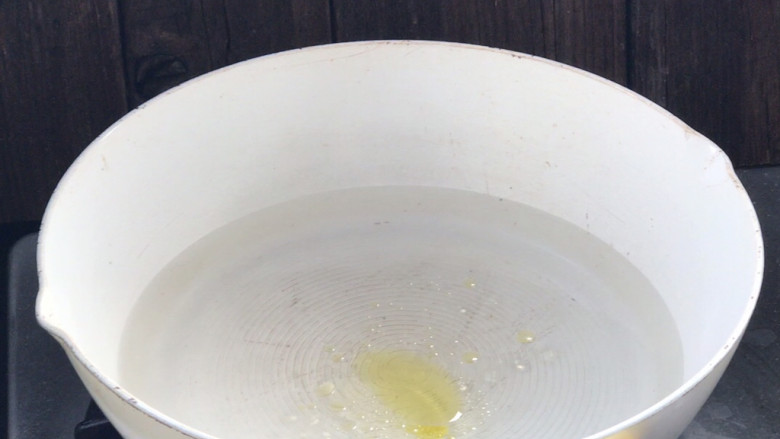 韭菜豆芽炒粉丝,起锅烧开水,放入少许盐和油