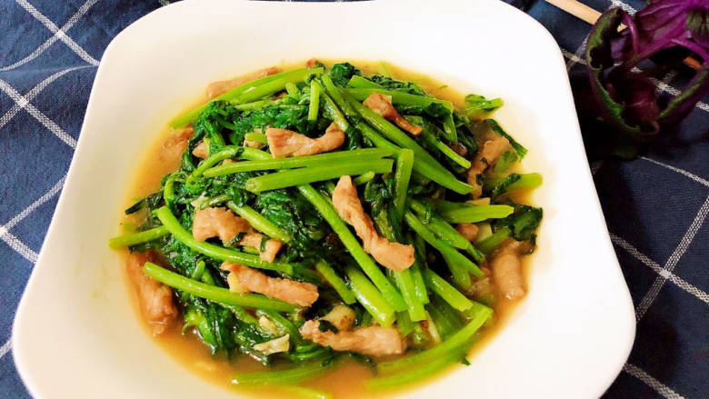 茼蒿炒肉丝,特别鲜香滑嫩的茼蒿炒肉丝就上桌了!