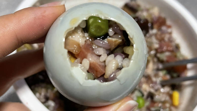 五彩糯米蛋,接着往蛋壳里灌入食材,差不多和口子齐平。