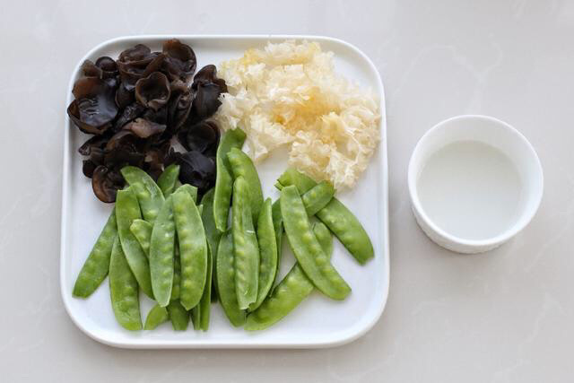 荷兰豆藕片,木耳和银耳提前泡发摘洗干净,<a style='color:red;display:inline-block;' href='/shicai/ 81'>荷兰豆</a>撕去筋衔洗净,玉米淀粉加水搅拌成水淀粉备用。