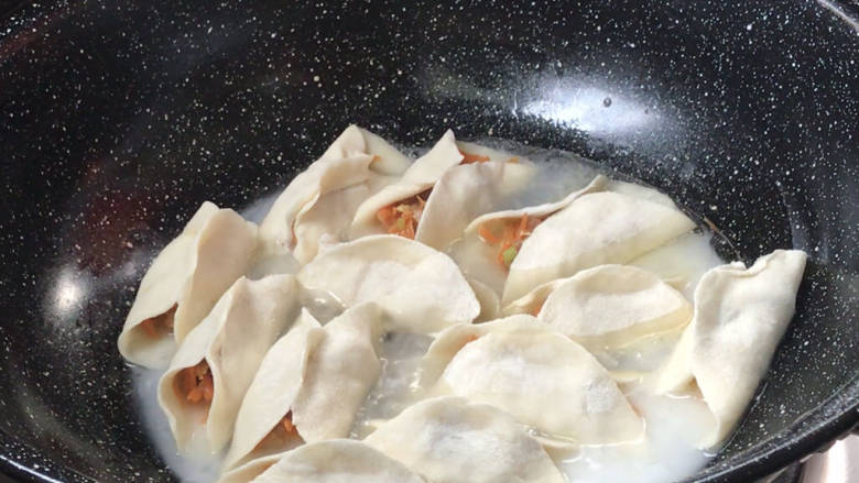 牛肉锅贴,倒入淀粉水,盖上锅盖焖2分钟