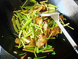 香芹腊肉,加入<a style='color:red;display:inline-block;' href='/shicai/ 167'>香芹</a>翻炒几下至芹菜断生，加入盐和<a style='color:red;display:inline-block;' href='/shicai/ 10588'>糖</a>即可