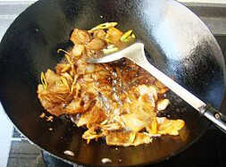 香芹腊肉,加入<a style='color:red;display:inline-block;' href='/shicai/ 37'>姜</a>丝<a style='color:red;display:inline-block;' href='/shicai/ 3250'>葱</a>丝炒香，调入<a style='color:red;display:inline-block;' href='/shicai/ 788'>生抽</a>、少许<a style='color:red;display:inline-block;' href='/shicai/ 762'>老抽</a>、<a style='color:red;display:inline-block;' href='/shicai/ 756'>鸡精</a>翻炒