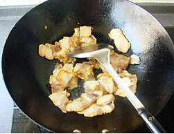 香芹腊肉,<a style='color:red;display:inline-block;' href='/shicai/ 436'>腊肉</a>切薄片，炒至肥肉部分变透明，出油