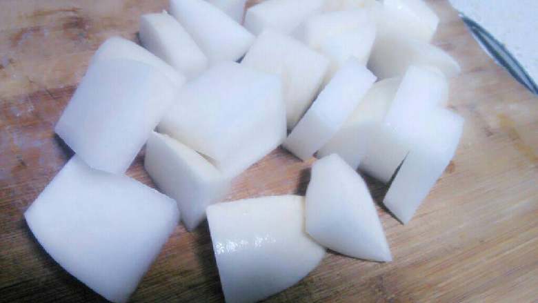 白萝卜羊肉汤锅, 萝卜切成块状。