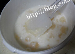 红酒冻生乳酪蛋糕 ,鱼胶粉加入冷水泡发,加入到加热好的牛奶中,搅拌充分溶解。