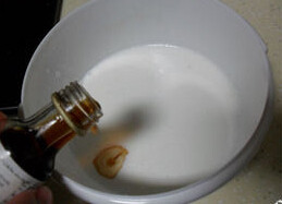 红酒冻生乳酪蛋糕 ,奶油奶酪切成小块,隔水加热搅拌,取70ML淡奶油,牛奶,砂糖,滴入香草精,放进微波炉加热。