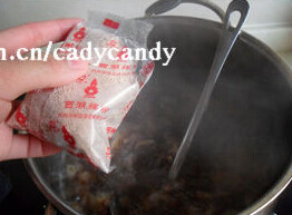 桃花桃胶龙眼藕粉羹 ,出锅前加入桃花,小火一分钟,再倒入藕粉快速搅拌即可