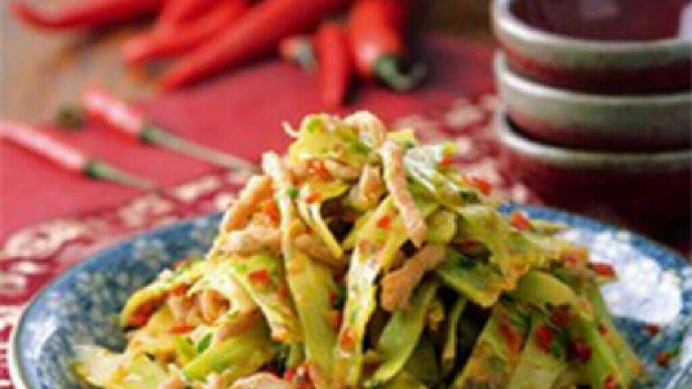 肉丝炒莴笋片,锅中放剩余的油，大火烧至七成热时放入姜丝和莴笋皮，煸炒至七八成熟，放入炒好的肉丝，调入盐(4g)，继续翻炒，快熟时放入红泡椒丝和青蒜碎，翻炒几下即可出锅。  