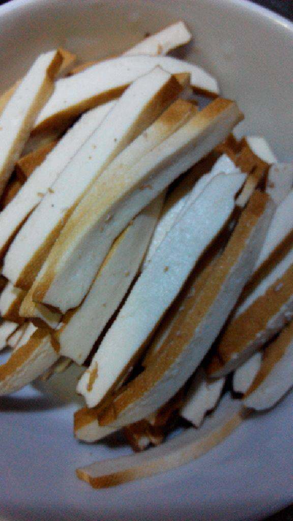 芹菜炒肉,<a style='color:red;display:inline-block;' href='/shicai/ 125'>芹菜</a>洗净切段，肉也切条，<a style='color:red;display:inline-block;' href='/shicai/ 473'>香干</a>也是