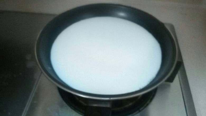 牛奶蛋花,鲜<a style='color:red;display:inline-block;' href='/shicai/ 219'>牛奶</a>倒入锅中沸腾。