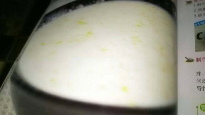 牛奶蛋花,快煮熟是<a style='color:red;display:inline-block;' href='/shicai/ 9'>鸡蛋</a>打入锅中。