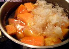 银耳木瓜糖水,放冰糖煮至完全溶化即可