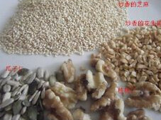 香脆五仁饼,炒香芝麻、花生、核桃仁和瓜子仁,备用