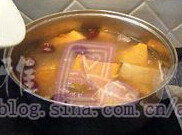 南瓜红枣排骨汤,煮开后,转为中火煮半小时,再将南瓜放入,以大火煮开,转为小火,再煮2个半小时,放盐调味即可。