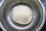 晋南油酥饼,将酵母和盐放入面粉中,加水搅拌成面团,饧30分钟