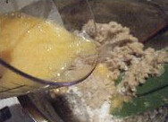 花生饼,加入鸡蛋液、清水、生粉、苏打粉充分拌均匀;