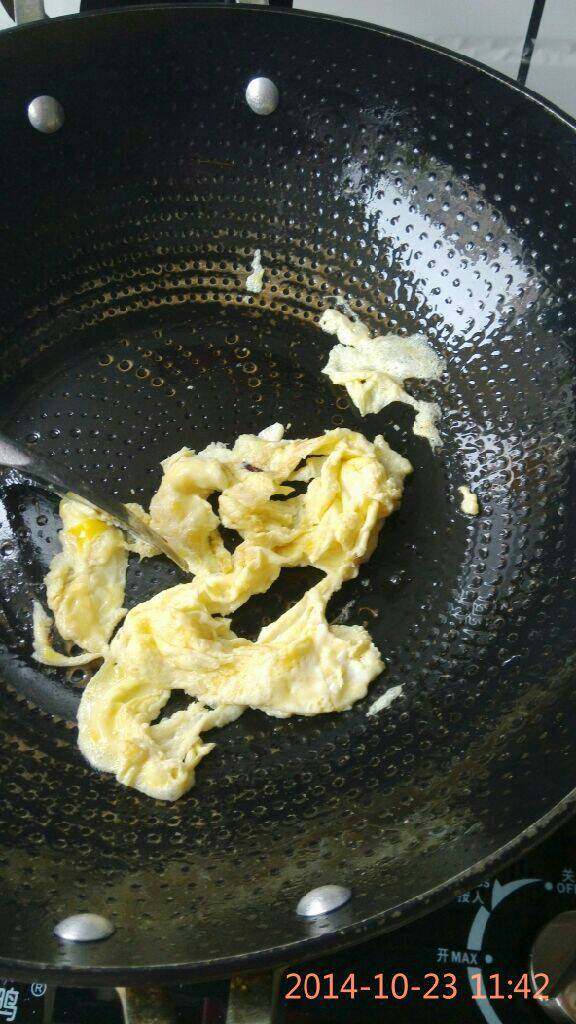 炒面,再到少许油炒鸡蛋,