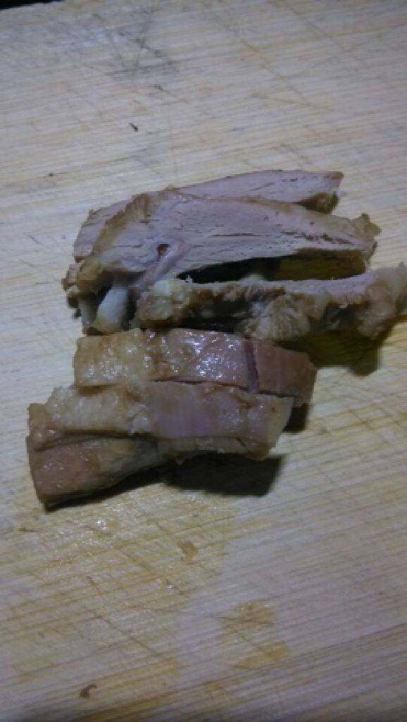 鸭脯寿司,鸭脯肉切成条状备用