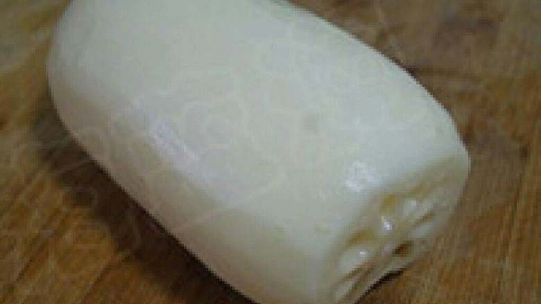 炸莲藕饼,把<a style='color:red;display:inline-block;' href='/shicai/ 2662'>藕</a>洗干净去皮。