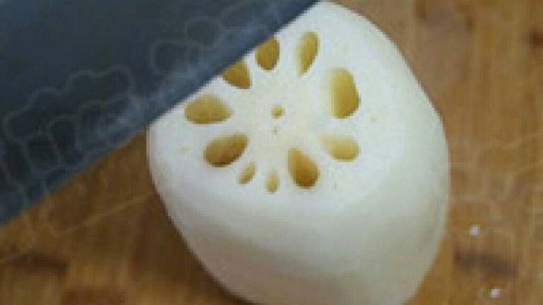 炸莲藕饼,把藕竖切。
