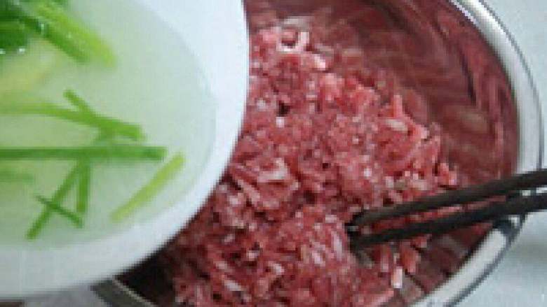 炸莲藕饼,<a style='color:red;display:inline-block;' href='/shicai/ 37'>姜</a><a style='color:red;display:inline-block;' href='/shicai/ 3250'>葱</a>和<a style='color:red;display:inline-block;' href='/shicai/ 37'>姜</a>加点清水浸泡几分钟到<a style='color:red;display:inline-block;' href='/shicai/ 3250'>葱</a><a style='color:red;display:inline-block;' href='/shicai/ 37'>姜</a>水加入肉馅中。