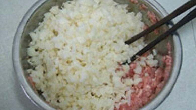 炸莲藕饼,鸡蛋搅拌均匀后放入藕丁。