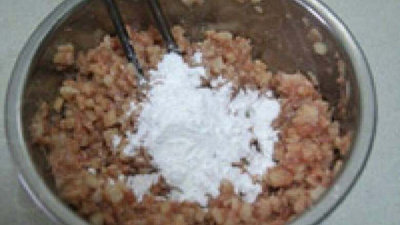炸莲藕饼,在加入<a style='color:red;display:inline-block;' href='/shicai/ 720'>胡椒粉</a>和淀粉。