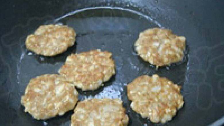炸莲藕饼,等锅钏能推动藕饼在翻面小火煎两面金黄就可以了。