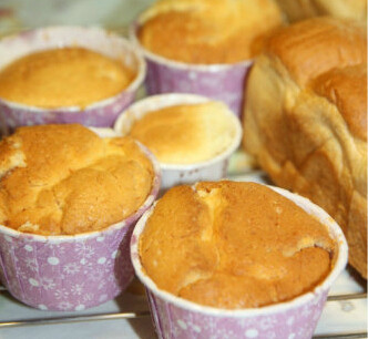 酸奶柠檬玛芬,把蛋糕糊倒入蛋糕杯子中，放进预热的烤箱中层190度20分钟