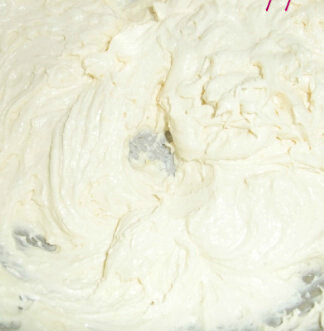 酸奶柠檬玛芬,加入过筛的低筋面粉，拌匀，即为蛋糕糊；