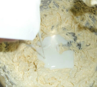 酸奶柠檬玛芬,加入柠檬皮屑和柠檬汁，酸奶搅拌均云，