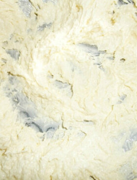 酸奶柠檬玛芬,黄油用电动打蛋器打发后加入细砂糖，打发均匀