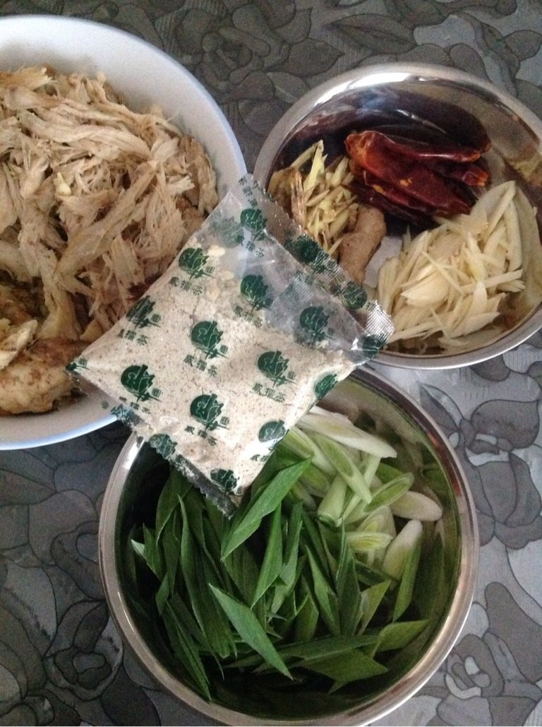 擂茶手撕鸡,食材准备：<a style='color:red;display:inline-block;' href='/shicai/ 2794'>大蒜</a>切成小片，<a style='color:red;display:inline-block;' href='/shicai/ 2800'>生姜</a>、<a style='color:red;display:inline-block;' href='/shicai/ 2795'>蒜头</a>切成细丝毫；<a style='color:red;display:inline-block;' href='/shicai/ 107'>鸡</a>整只用电饭煲焖煮后，剔除骨头，肉、撕成细丝（肉与<a style='color:red;display:inline-block;' href='/shicai/ 107'>鸡</a>皮可分开，如喜欢浓味可用<a style='color:red;display:inline-block;' href='/shicai/ 721'>蚝油</a>腌制<a style='color:red;display:inline-block;' href='/shicai/ 107'>鸡</a>肉丝）