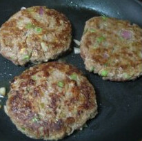 自制汉堡肉,做成大肉饼,在中间戳个洞,中火放入平底锅煎至量面变色