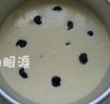黑樱桃热烤式乳酪蛋糕,将坚果铺在蛋糕模的底部,将奶酪液倒入,再将黑樱桃分散丢入