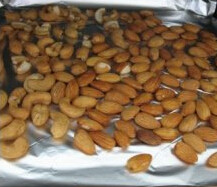 黑樱桃热烤式乳酪蛋糕,各式坚果平铺在烤盘上,以130度烘烤10分钟。晾凉备用
