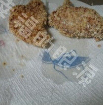 炸猪排 ,油锅烧热后,将猪排下油锅中火炸4分钟即可出锅