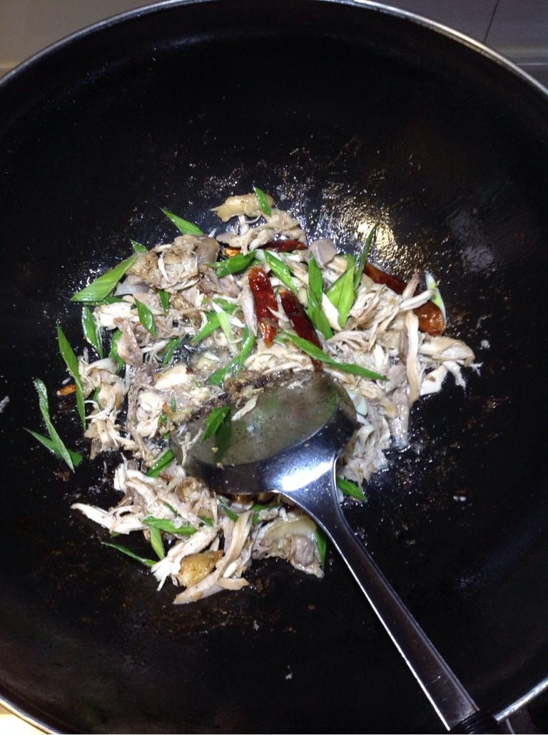 擂茶手撕鸡,将鸡肉丝入锅,边炒边加大蒜,小火不停翻炒,使蒜香入鸡肉中,同时适量加蚝油,保持鸡肉的鲜味