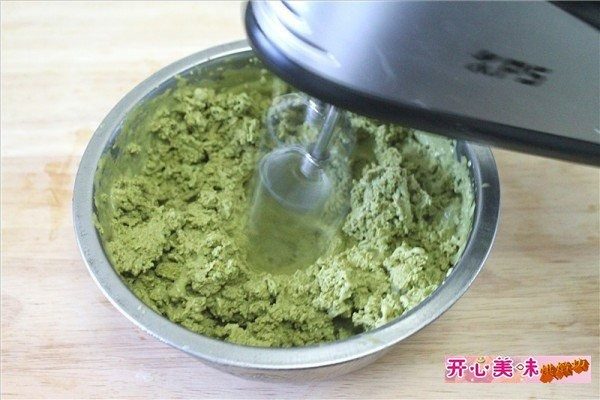 抹茶雪糕,冻好的抹茶冰琪淋打发再放入冰箱冷冻