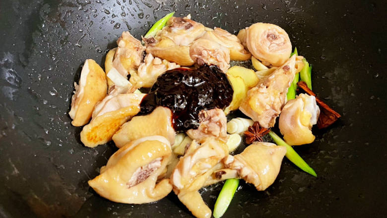 酱焖鸡块,加入酱料,炒至上色