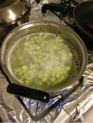 毛豆火腿螺旋意面,锅中放入清水,烧开,加入少许盐,煮意面和毛豆