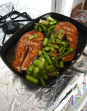 香煎三文鱼,翻面，继续煎，焯过的芦笋沥干水放入锅中，借一点三文鱼的鱼香即可